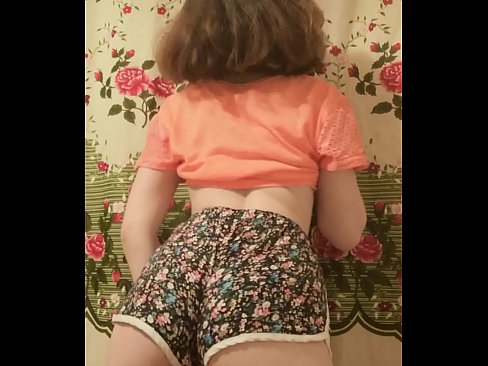 ❤️ Sexy mladá kočka svléká šortky před kamerou. ❤❌ Šukání video u nás ❌️❤