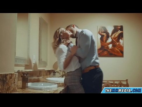 ❤️ Když vás na veřejných záchodcích svádí prsatá blondýna. ❤❌ Šukání video u nás ❌️❤